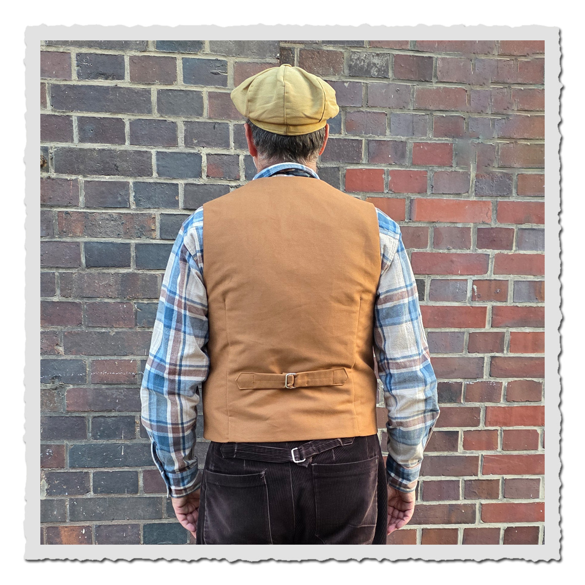 Rückenansicht Retronia Canvas-Weste Erwin – vintageinspirierte Arbeitsweste in Entenbraun